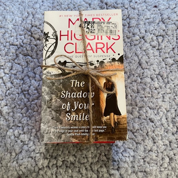3) Paper back books Mary Higgins Clark/Janet Dailey/Joana Johnston used - Picture 1 of 4